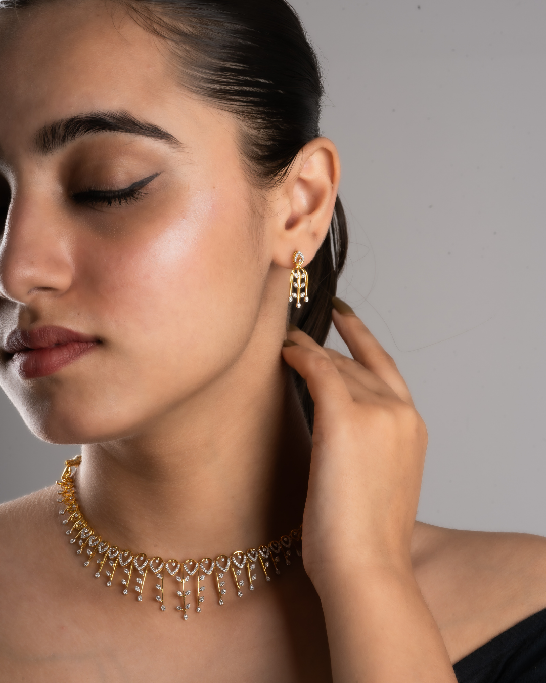 Leafy stem diamond necklace